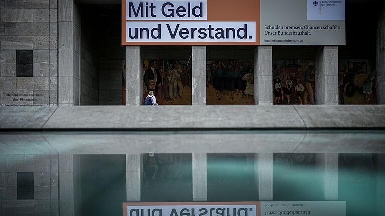 Bundesfinanzministerium.jpeg       -  „Mit Geld und Verstand. Schulden bremsen, Chancen schaffen. Unser Bundeshaushalt.“ Inzwischen wurde dieses unfreiwillig komische Plakat über dem Eingang des Bundesfinanzministeriums verdeckt.