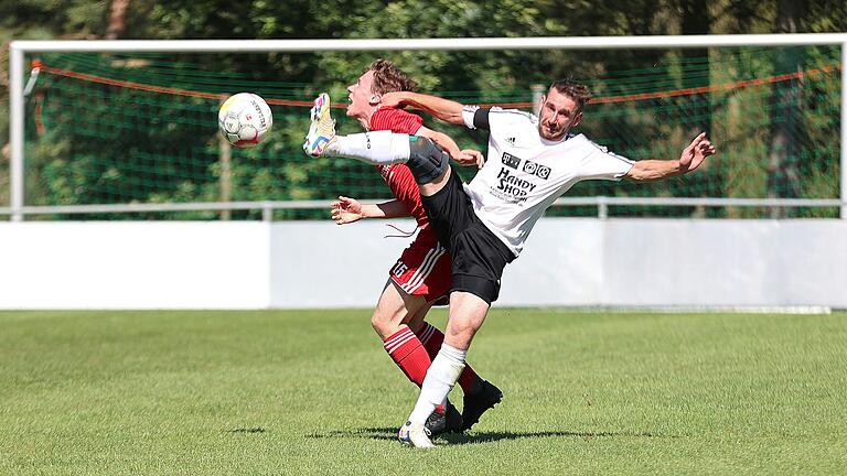 Heiß ging es her bei der Partie zwischen dem FC Neubrunn (rechts Jonas Sauer) und dem FSV Krum (Luis Binzenhöfer, links).