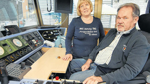 Zur Zeit im Alten Hafen vor Anker: Karin und Albrecht Scheubner haben ihr Schiff zum mobilen Ausstellungsort gemacht haben. Zur Zeit im Alten Hafen vor Anker: Karin und Albrecht Scheubner haben ihr Schiff zum mobilen Ausstellungsort gemacht haben.