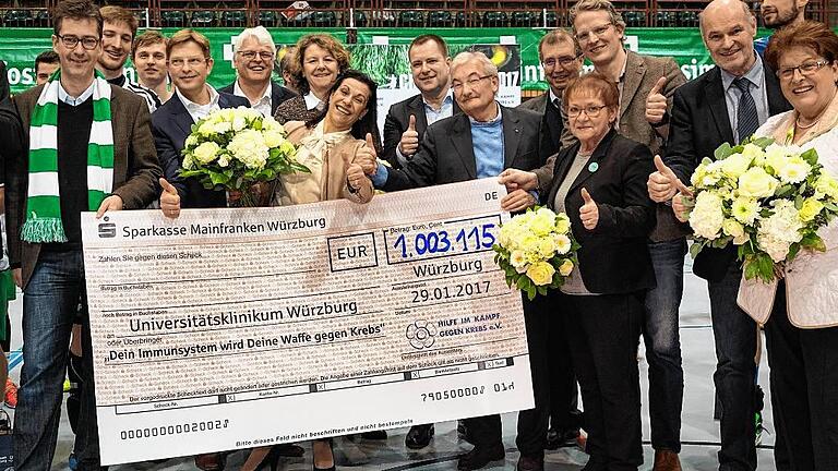 Ein Scheck und stolze Gesichter: Mehr als eine Million Euro konnte der Verein &bdquo;Hilfe im Kampf gegen Krebs&ldquo; unter der Führung von Gabriele Nelkenstock für die Erforschung eines neuen Krebstherapie-Ansatzes des Uniklinikums Würzburg sammeln.