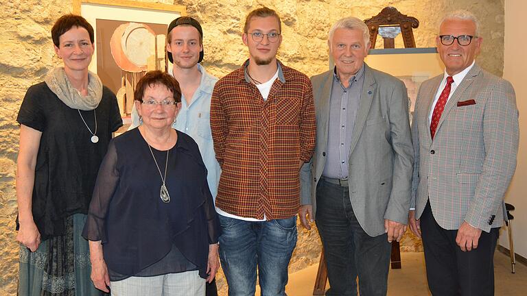 Marga Schwabe (2. von links) zeigt im Alten Amtshaus ihr Lebenswerk. Über die gelungene Ausstellung freuen sich (von links): Tochter Juana Schwabe, die Musiker Philipp Bohn und Elias Zirk, Laudator Dr. Gerhard Hausmann und Bürgermeister Bruno Altrichter.