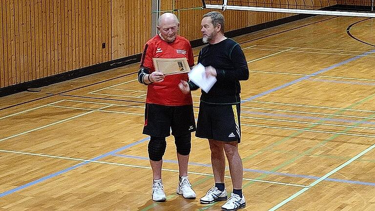 Urkunde für 30 Jahre Volleyball überreicht von Roland Hahn.