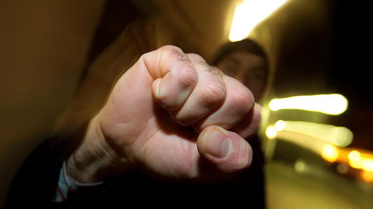 War es die flache Hand, wie der Angeklagte behauptete. Oder die Faust? In jedem Fall hat ein Arbeiter aus dem Haßbergkreis seine Freundin geschlagen, weswegen er nun vor Gericht stand. (Symbolfoto)