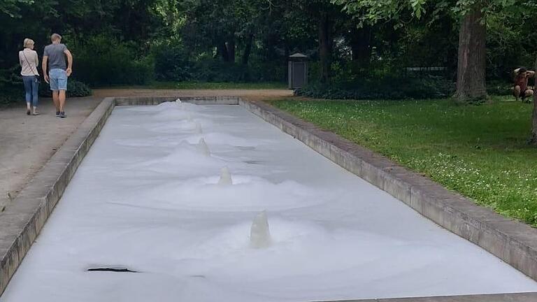 Sollte das ein Scherz sein? Unbekannte haben am vergangenen Sonntag Spülmittel in eines der Wasserbecken im Ringpark in Würzburg geschüttet. Sollte das ein Scherz sein? Unbekannte haben am vergangenen Sonntag Spülmittel in eines der Wasserbecken im Ringpark in Würzburg geschüttet.