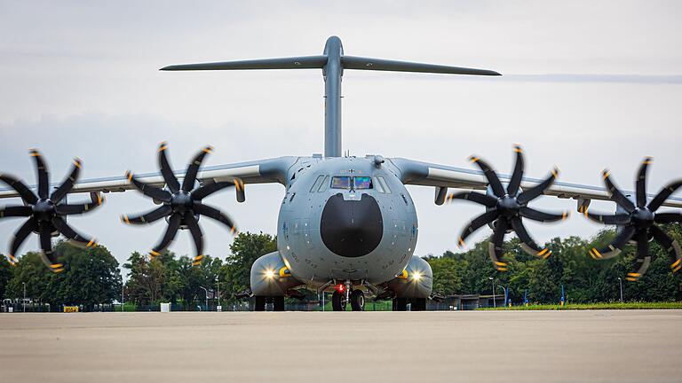 Rückkehr deutscher Soldaten aus dem Niger - Ein Transportflugzeug brachte die letzten Bundeswehr-Soldaten aus dem westafrikanischen Niger nach Deutschland zurück. Rückkehr deutscher Soldaten aus dem Niger - Ein Transportflugzeug brachte die letzten Bundeswehr-Soldaten aus dem westafrikanischen Niger nach Deutschland zurück.