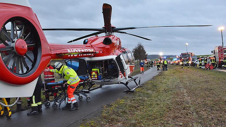 Bei dem schweren Unfall bei Wollbach (im Bild) und auch in Salz war ein Rettungshubschrauber im Einsatz.