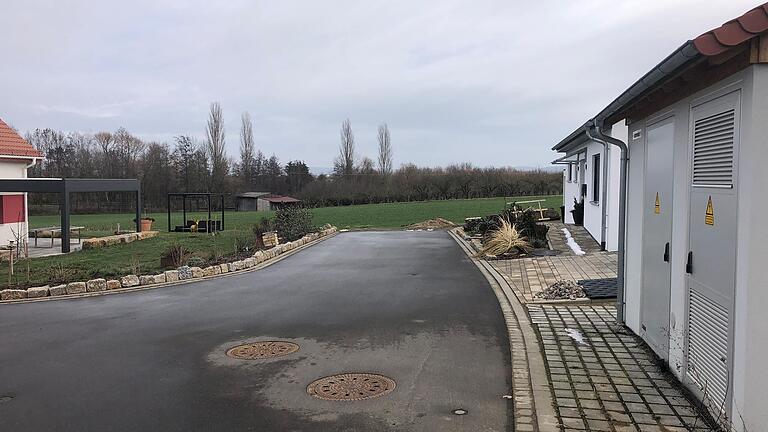 Noch geht es an dieser Stichstraße Am Schlossgarten in Frankenwinheim nicht weiter. Das soll sich mit der Erschließung des neuen Baugebiets Schlossgarten III ändern. Aus zwei Stichstraßen wird dann eine Ringstraße. Noch geht es an dieser Stichstraße Am Schlossgarten in Frankenwinheim nicht weiter. Das soll sich mit der Erschließung des neuen Baugebiets Schlossgarten III ändern. Aus zwei Stichstraßen wird dann eine Ringstraße.