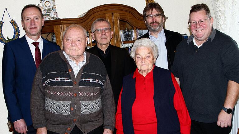 Das Fest ihrer 'Diamantenen Hochzeit' feierten in Weisbrunn Ernst und Erna Kundmüller (vorne), dazu gratulierten(hinten von links)&nbsp; Bürgermeister Michael Ziegler, Stadtpfarrer Bernhard Öchsner sowie die Stadträte Wolfgang Alka und Jürgen Malinowski.