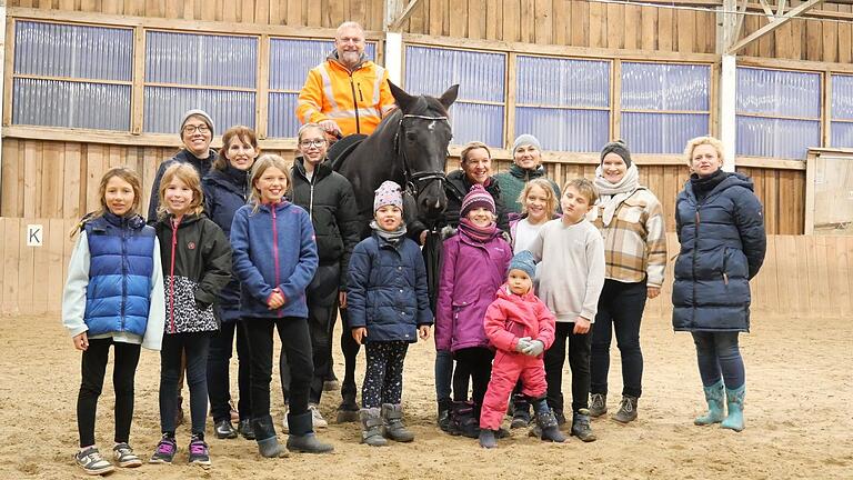 Weg vom Schreibtisch, hinein in den Reitstall: Landrat Thomas Eberth (zu Pferd) half zum Tag des Ehrenamts einen Nachmittag beim Voltigier-Training des Reit Clubs Reichenberg aus. Es freuten sich (hinten von links) die Ehrenamtsbeauftragte des Landkreises Würzburg Kerstin Gressel, die Vereinsvertreterinnen Christina Oßwald, Julia Kutzbach, Sophie Kordmann, Katharina Scheller von der Servicestelle Ehrenamt und Vergnügungswartin Tina Bust.