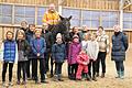 Weg vom Schreibtisch, hinein in den Reitstall: Landrat Thomas Eberth (zu Pferd) half zum Tag des Ehrenamts einen Nachmittag beim Voltigier-Training des Reit Clubs Reichenberg aus. Es freuten sich (hinten von links) die Ehrenamtsbeauftragte des Landkreises Würzburg Kerstin Gressel, die Vereinsvertreterinnen Christina Oßwald, Julia Kutzbach, Sophie Kordmann, Katharina Scheller von der Servicestelle Ehrenamt und Vergnügungswartin Tina Bust.