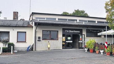 Soll die Turnhalle des TV Obertheres abgerissen und durch einen Neubau ersetzt werden oder soll sie saniert und nach dem Neubau einer Turnhalle zu einem Dorfgemeinschaftshaus umgebaut werden? Diese und weitere Fragen zur Dorfentwicklung von Obertheres standen in der Bürgerversammlung zur Diskussion.