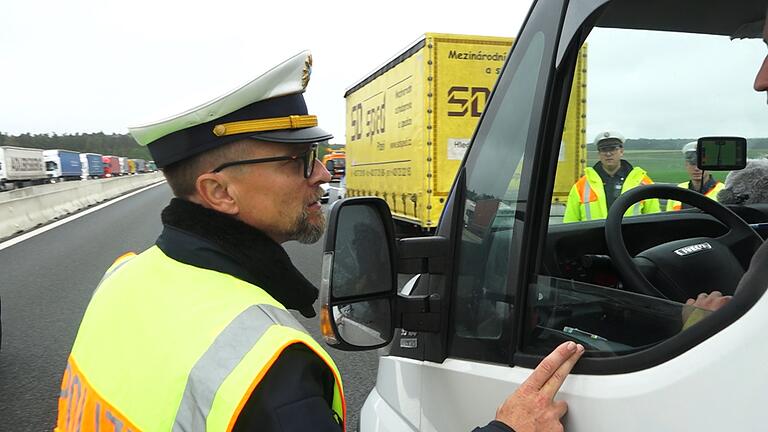 Stefan Pfeiffer von der Verkehrspolizei Feucht bei seinem Einsatz gegen Gaffer.