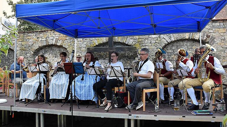 Die Stadtkapelle Haßfurt spielte im Pfarrgarten auf, wo gleichzeitig das Pfarrfest gefeiert wurde.