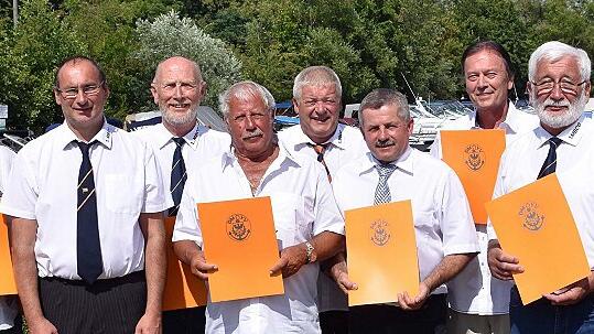 Beim Jubiläumsfest zum 50. Geburtstag des 1. Motorbootclubs Obertheres wurden verdiente Mitglieder vom Deutschen Motoryachtverband (DMYV) geehrt. Unser Bild zeigt (von links) den Präsidenten des DMYV, Winfried Röcker, Ludwig Witt, Vorsitzenden Bernd Schaufuß, Jürgen Feiner, Günter Mundt, Bertold Ott, Matthias Wenzel, Hayko Trütschler, Rudi Bär und den Vizepräsidenten des Bayerischen Motoryachtverbandes, Fritz Lauch.