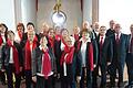 Gut gelaunt aufgrund der im Festgottesdienst gelungenen Darbietungen versammelte sich der Chor nach dem Jubiläumsgottesdienst zu einem Erinnerungsfoto.