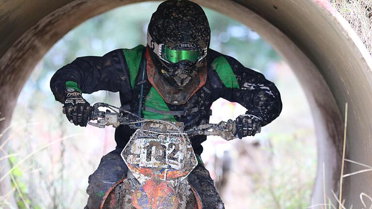 Beim Enduro-Rennen des MMC Schweinfurt an der Schwarzen Pfütze ging es auch durch Beton-Röhren. Fotos: Sebastian Schmitt       -  Beim Enduro-Rennen des MMC Schweinfurt an der Schwarzen Pfütze ging es auch durch Beton-Röhren. Fotos: Sebastian Schmitt