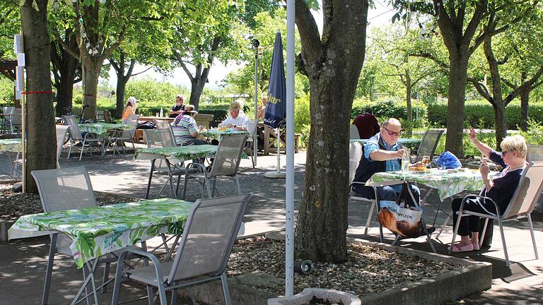 Endlich wieder ein Kaltgetränk im Biergarten genießen: Was im Landkreis Schweinfurt ab sofort möglich ist, dürfte auch im Stadtgebiet in den kommenden Tagen erlaubt sein. Das Foto aus der Vereinsgaststätte 'Alte Warte' entstand 2020.