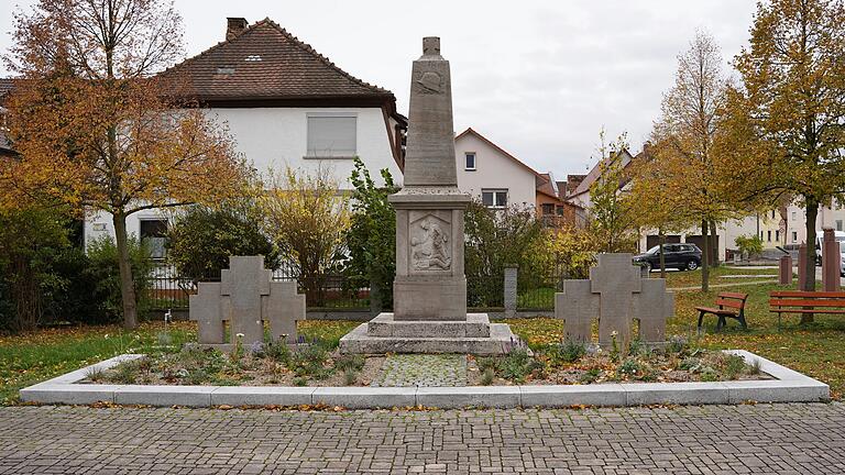 Das Kriegerdenkmal liegt an der Eschenauer Straße in Westheim. Das Kriegerdenkmal liegt an der Eschenauer Straße in Westheim.
