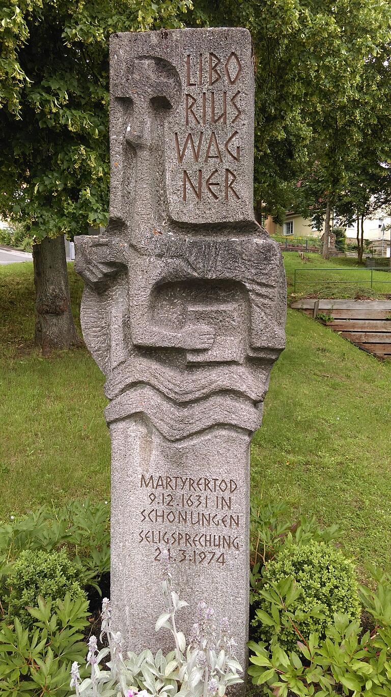 Vor der Kirche in Schonungen erinnert eine Stele des Künstlers Josef Felkl an den Märtyrertod von Liborius Wagner.