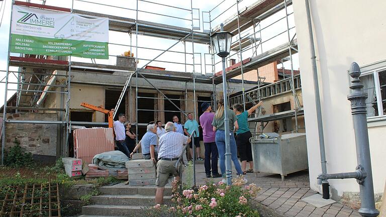 Das Dach des Dorfzentrums Frickenhausen wurde abgetragen, die Fenster wurden entfernt. Aufgrund eines personellen Engpasses kann der Zimmerer den Dachstuhl aber erst im September aufrichten.