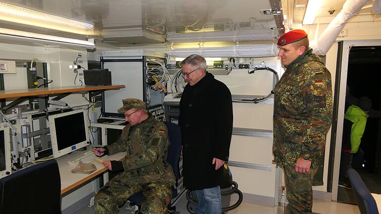 Leutnant Thomas (links) erklärt Bürgermeister Jörg Kümmel (Mitte) im Beisein von Oberstleutnant Ole Napiwotzki (rechts) seine Aufgaben im Gefechtsstand. Leutnant Thomas (links) erklärt Bürgermeister Jörg Kümmel (Mitte) im Beisein von Oberstleutnant Ole Napiwotzki (rechts) seine Aufgaben im Gefechtsstand.