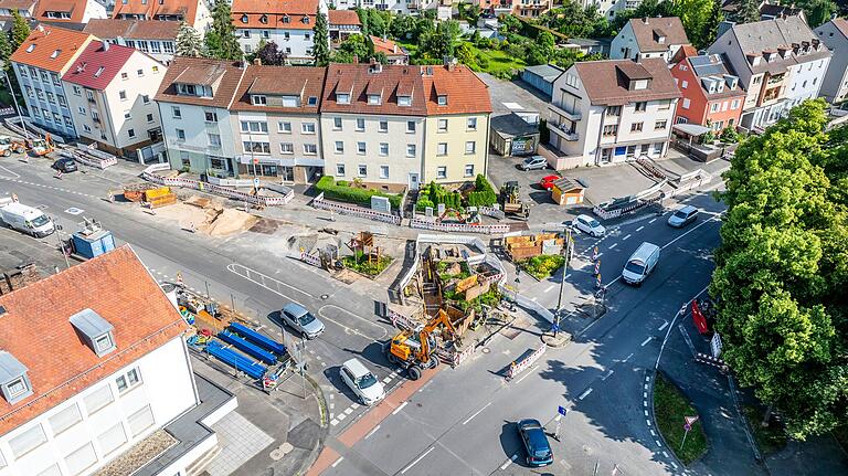 Die Versiegelung am Schelmsrasen soll aufgebrochen und neu gestaltet. Das Bild zeigt den Bereich bei den Bauarbeiten im Sommer 2024. Die Versiegelung am Schelmsrasen soll aufgebrochen und neu gestaltet. Das Bild zeigt den Bereich bei den Bauarbeiten im Sommer 2024.