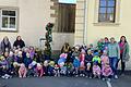 Kita-Kinder mit ihren Erzieherinnen und dem Osterbrunnen-Team.