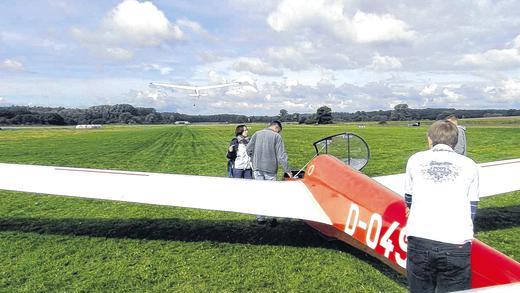 Und ab die Post: In zwei Sekunden ist dieses Flugzeug auf Tempo 100 beschleunigt, beim Abheben werden es 120 Stundenkilometer sein. 25 junge Piloten traten beim Unterfränkischen Vergleichsfliegen am Flugplatz Schweinfurt-Süd an. Und ab die Post: In zwei Sekunden ist dieses Flugzeug auf Tempo 100 beschleunigt, beim Abheben werden es 120 Stundenkilometer sein. 25 junge Piloten traten beim Unterfränkischen Vergleichsfliegen am Flugplatz Schweinfurt-Süd an.
