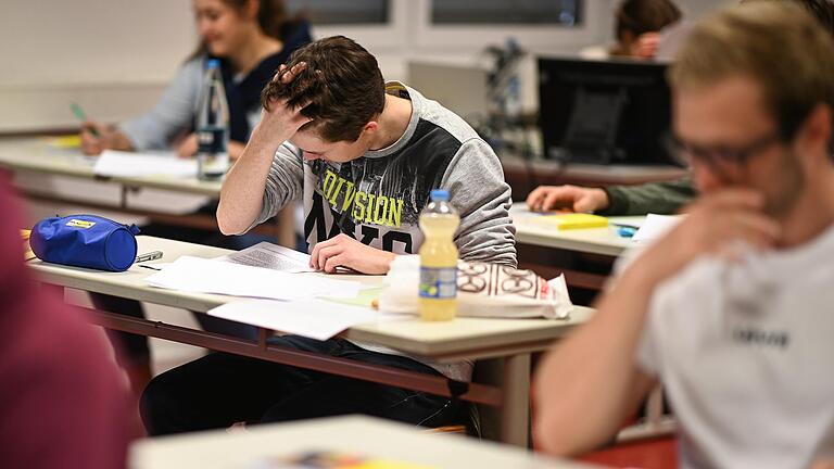 Kopfzerbrechen beim Abitur: Im Vergleich zu den vergangenen Jahren seien die Aufgaben in Mathematik zu schwer ausgefallen, kritisieren Tausende Gymnasiasten.