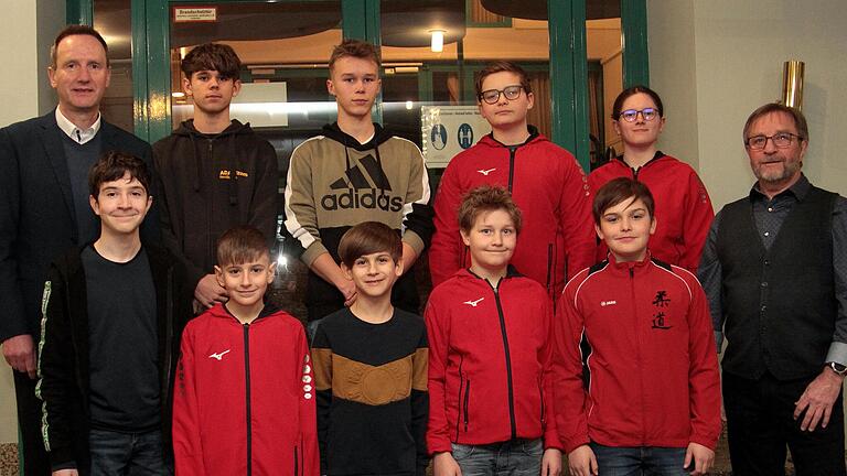 Diese Jugendlichen erzielten besondere Leistungen in ihren Disziplinen auch auf überörtlicher Ebene, darunter Lars Wiesneth (vorne rechts), der im Gedächtnissport Schlagzeilen machte, mit Bürgermeister Michael Ziegler (links) und Drittem Bürgermister Peter Klein (rechts). Diese Jugendlichen erzielten besondere Leistungen in ihren Disziplinen auch auf überörtlicher Ebene, darunter Lars Wiesneth (vorne rechts), der im Gedächtnissport Schlagzeilen machte, mit Bürgermeister Michael Ziegler (links) und Drittem Bürgermister Peter Klein (rechts).