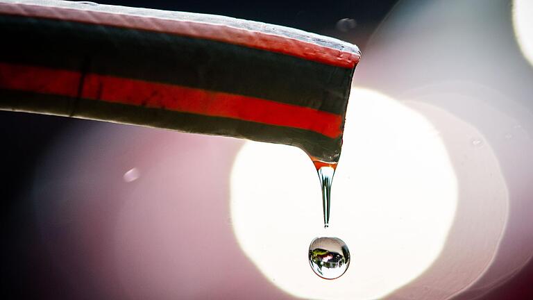 Hat die Trinkwasserversorgung der Bevölkerung immer noch Vorrang vor wirtschaftlichen Interessen? In Bayern ist ein heftiger politischer Streit über die Aufweichung des Wasserschutzes entbrannt.