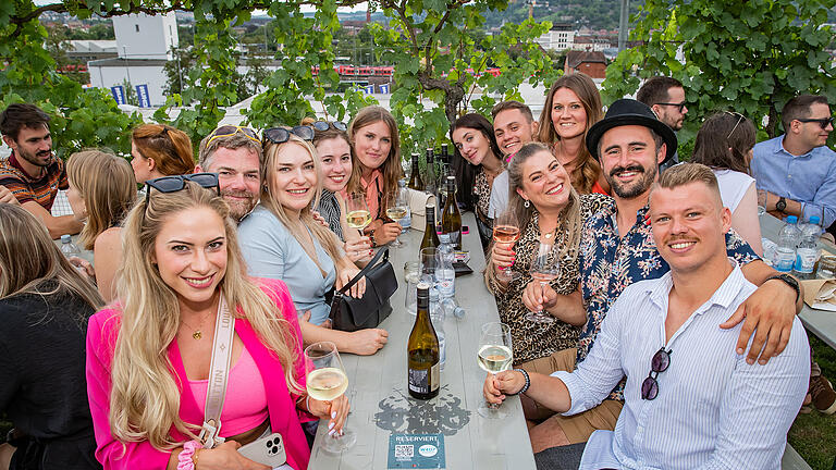 Zahlreiche Menschen besuchen am Sonntag 23.07.23 das 'Wein am Stein' Weinfest mit dem DJ Fritz Kalkbrenner beim Weingut Knoll in Würzburg.