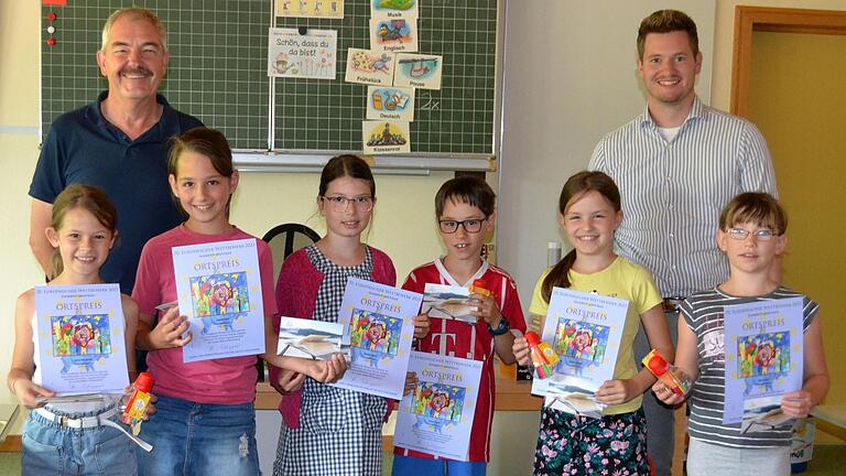 Die stolzen Preisträgerinnen und Preisträger der Freiherr-von-Zobel-Schule in Großrinderfeld mit Dr. Michael Lippert (hinten links) vom Jugendamt des Main-Tauber-Kreises, der die Preisübergaben mit den Schulen koordiniert. Die stolzen Preisträgerinnen und Preisträger der Freiherr-von-Zobel-Schule in Großrinderfeld mit Dr. Michael Lippert (hinten links) vom Jugendamt des Main-Tauber-Kreises, der die Preisübergaben mit den Schulen koordiniert.