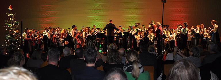 Alle Musiker des Abends spielten zur Freude der Besucher zwei bekannte Lieder Alle Musiker des Abends spielten zur Freude der Besucher zwei bekannte Lieder
