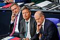 Scholz, Lindner und Habeck       -  Versuchen seit Wochen, eine zweistellige Milliardenlücke in der Etatplanung für 2025 zu stopfen: Christian Lindner, Robert Habeck und Olaf Scholz (v.l.n.r.).