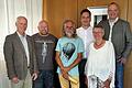 Von links: Dieter Daus (Geschäftsl. Beamter), Harald Hofmann (Personalrat), Erster Bürgermeister Mario Paul, Forstamtsleiter Michael Neuner verabschieden Klaus Werner (mit Urkunde) in den Ruhestand. Mit dabei Werners Frau Doris.