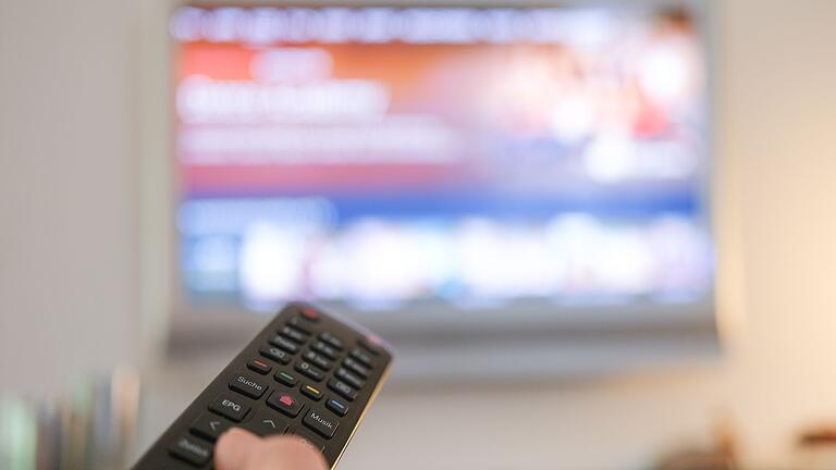 Vor dem Fernseher       -  Seit Juli dürfen Vermieter die TV-Gebühren nicht mehr auf die Nebenkosten umlegen.