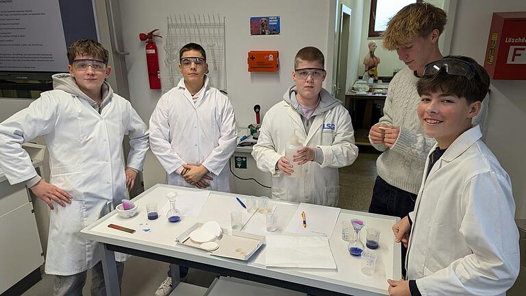 Das Fachpersonal der Zukunft – Chemieunterricht an den privaten Realschulen Marktbreit. Das Fachpersonal der Zukunft – Chemieunterricht an den privaten Realschulen Marktbreit.