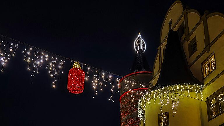 Kitzingen leuchtet – samt der größten Adventskerze Bayerns, dem illuminierten Marktturm. Kitzingen leuchtet – samt der größten Adventskerze Bayerns, dem illuminierten Marktturm.