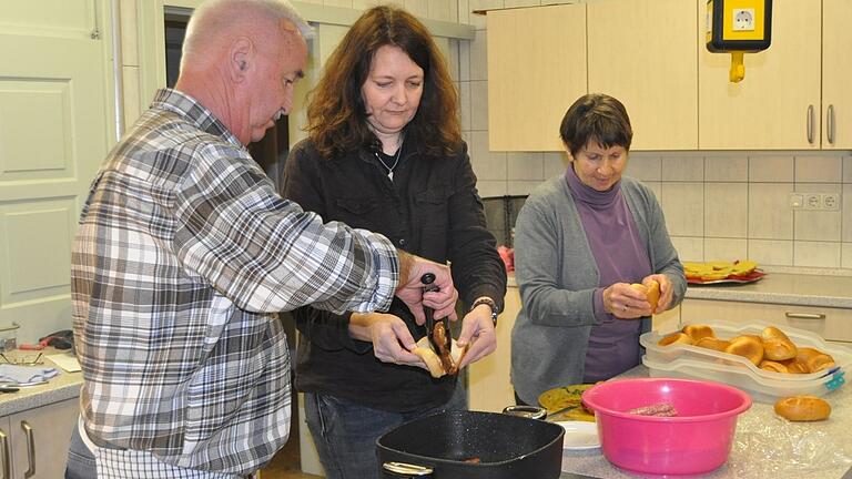 Michael Löhr, Andrea Metz und Margot Löhr sind für das Abendessen im Pfarrgemeindehaus zuständig