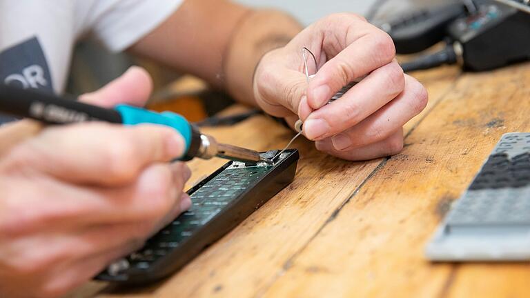 Im Repair-Café Margetshöchheim reparieren freiwillige Helfer mit den Besuchern mitgebrachte kaputte Gegenstände. Im Repair-Café Margetshöchheim reparieren freiwillige Helfer mit den Besuchern mitgebrachte kaputte Gegenstände.