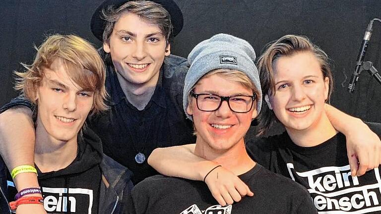 Beim Wettbewerb „Rockin' MSP“ sichern sich „Damion & Freunde“ den Titel als beste Nachwuchsband. Doch nicht nur das: Die Musiker aus dem Raum Gemünden sind in der Erlenbacher Festhalle auch die jüngste Band und haben die meisten Fans dabei. Im Vorjahr hatten (von links) Louis Halbritter, Christian Kitz, Christof Walk und Luisa Fischer bereits den Publikumspreis gewonnen. Diesmal landen sie auch in der Jury-Wertung vorne und holen somit Gold. Über Silber dürfen sich die Jungs von „Novel panic“ freuen, die aus Sand am Main (Lkr. Haßberge) stammen. Den Bronze-Rang belegt die Band „intoXication' aus dem Raum Kreuzwertheim. Ausrichter des Wettbewerbs sind die Kommunale Jugendarbeit des Landratsamtes und die Raiffeisenbank Main-Spessart. Beim Wettbewerb „Rockin' MSP“ sichern sich „Damion & Freunde“ den Titel als beste Nachwuchsband. Doch nicht nur das: Die Musiker aus dem Raum Gemünden sind in der Erlenbacher Festhalle auch die jüngste Band und haben die meisten Fans dabei. Im Vorjahr hatten (von links) Louis Halbritter, Christian Kitz, Christof Walk und Luisa Fischer bereits den Publikumspreis gewonnen. Diesmal landen sie auch in der Jury-Wertung vorne und holen somit Gold. Über Silber dürfen sich die Jungs von „Novel panic“ freuen, die aus Sand am Main (Lkr. Haßberge) stammen. Den Bronze-Rang belegt die Band „intoXication' aus dem Raum Kreuzwertheim. Ausrichter des Wettbewerbs sind die Kommunale Jugendarbeit des Landratsamtes und die Raiffeisenbank Main-Spessart.