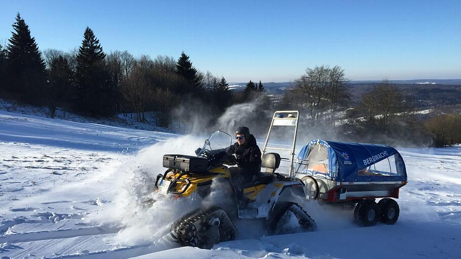Ein Fahrer der Bergwacht Oberbach im Quad mit Raupenantrieb und Transporthänger.  Foto: Bergwacht       -  Ein Fahrer der Bergwacht Oberbach im Quad mit Raupenantrieb und Transporthänger.  Foto: Bergwacht