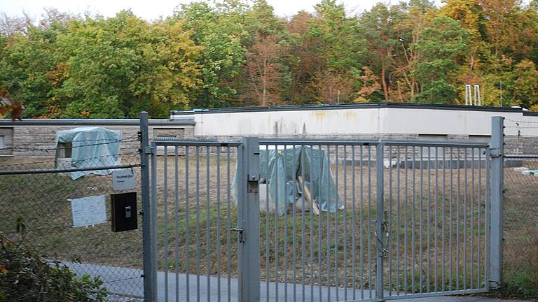 Das Tor zum Wasserhochbehälter in Zellingen (Lkr. Main-Spessart) ist mit einem Vorhängeschloss gesichert. Das Tor zum Wasserhochbehälter in Zellingen (Lkr. Main-Spessart) ist mit einem Vorhängeschloss gesichert.