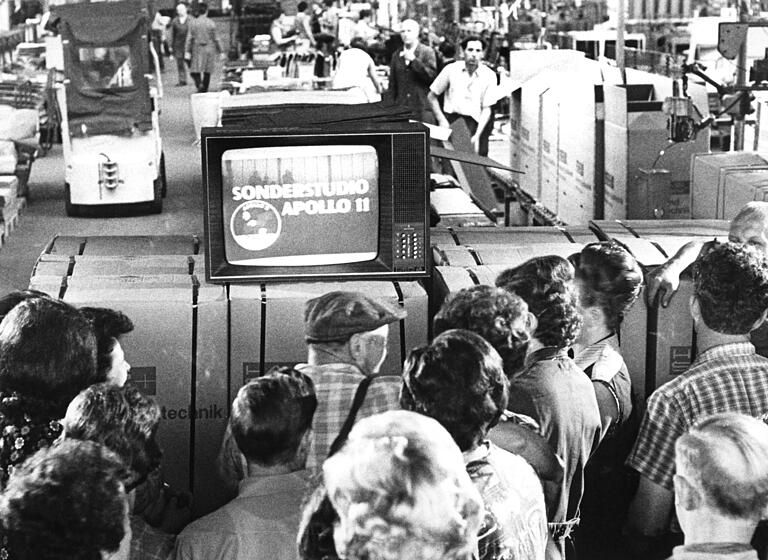 Beschäftigte der Firma Haas + Sohn in Sinn im Dillkreis verfolgen die Sonderberichterstattung über den Raumflug von Apollo 11 und die Landung der ersten Menschen auf dem Mond. Die Firma hatte extra 20 Fernsehgeräte aufstellen lassen. Beschäftigte der Firma Haas + Sohn in Sinn im Dillkreis verfolgen die Sonderberichterstattung über den Raumflug von Apollo 11 und die Landung der ersten Menschen auf dem Mond. Die Firma hatte extra 20 Fernsehgeräte aufstellen lassen.
