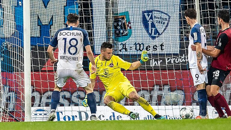 VfL Bochum - 1. FC Nürnberg - Nürnbergs Torwart Benedikt Willert kann das 0:3 nicht verhindern. Bochums Manuel Wintzheimer (links), der aus Arnstein kommt, darf gleich jubeln. VfL Bochum - 1. FC Nürnberg - Nürnbergs Torwart Benedikt Willert kann das 0:3 nicht verhindern. Bochums Manuel Wintzheimer (links), der aus Arnstein kommt, darf gleich jubeln.