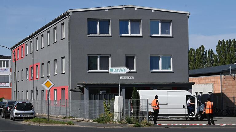 Die Gemeinschaftsunterkunft für Asylsuchende in Ochsenfurt, hier ein Archivbild vom September, steht unter Quarantäne, nachdem sich zwei Bewohner mit dem Coronavirus infiziert haben. Die Gemeinschaftsunterkunft für Asylsuchende in Ochsenfurt, hier ein Archivbild vom September, steht unter Quarantäne, nachdem sich zwei Bewohner mit dem Coronavirus infiziert haben. 