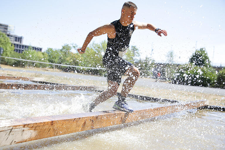 Läuft: Bei diesem durchtrainierten Kerl sieht es fast so aus, als könne er übers Wasser laufen. Läuft: Bei diesem durchtrainierten Kerl sieht es fast so aus, als könne er übers Wasser laufen.