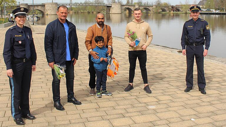Termin am Mainkai, wo Vater und Sohn ins eiskalte Wasser gefallen waren: Der Dienststellenleiter der Kitzinger Polizeiinspektion Jochen Dietrich (rechts) und seine Stellvertreterin Simone Schatz (links) mit (weiter von links) Jochen Burger, Venkata Sadu mit Sohn Mahatru und Niclas Burger. Termin am Mainkai, wo Vater und Sohn ins eiskalte Wasser gefallen waren: Der Dienststellenleiter der Kitzinger Polizeiinspektion Jochen Dietrich (rechts) und seine Stellvertreterin Simone Schatz (links) mit (weiter von links) Jochen Burger, Venkata Sadu mit Sohn Mahatru und Niclas Burger.