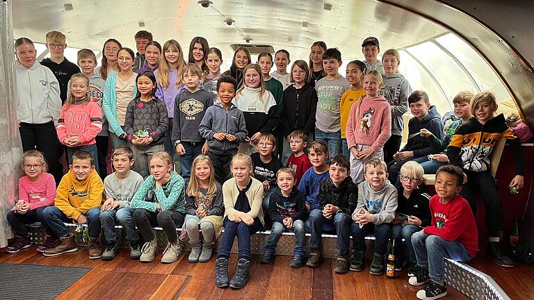 Großer Jubel bei den Kindern der Jugendgruppe der Wasserwacht-Ortsgruppe Markt Triefenstein über das Geschenk, über zehn verliehene Urkunden für fünf Jahre Aktivität in der Ortsgruppe und die sehr muntere Kinderdisco im 'Meteor' in Lengfurt.